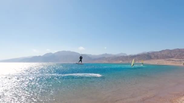 埃及达哈布泻湖的人们在冲浪 — 图库视频影像