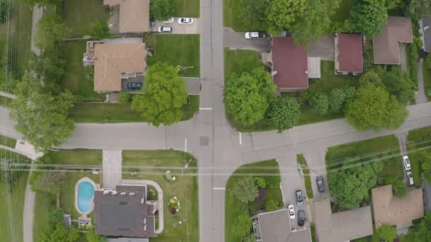Suburban Neighborhood Top View Drone Travels Street Backyards Properties Visible — Vídeo de stock