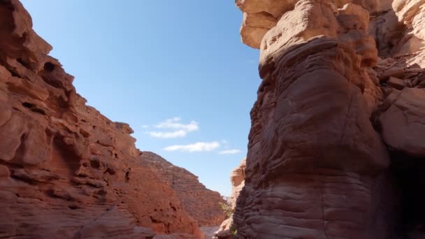 View Red Shaded Sandstone Walled Canyon Tilt Reveal Narrow Passage — Stockvideo