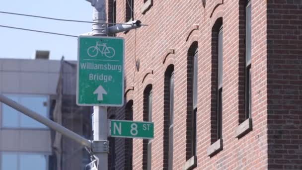 North 8Th Street Sign Williamsburg Brooklyn Arrow Pointing Williamsburg Bridge — Stockvideo