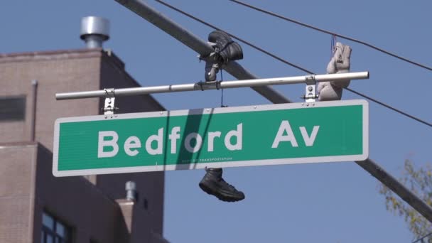 Sneakers Hanging Bedford Ave Street Sign Brooklyn New York — Wideo stockowe