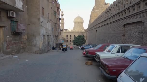 Widok Boku Ulicy Pochylonym Widokiem Meczet Ibn Tulun Tle Kairze — Wideo stockowe