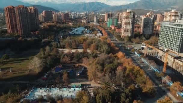 智利圣地亚哥市Nueva Las Condes的旅游公园和金融区的天际线 空中后撤 — 图库视频影像