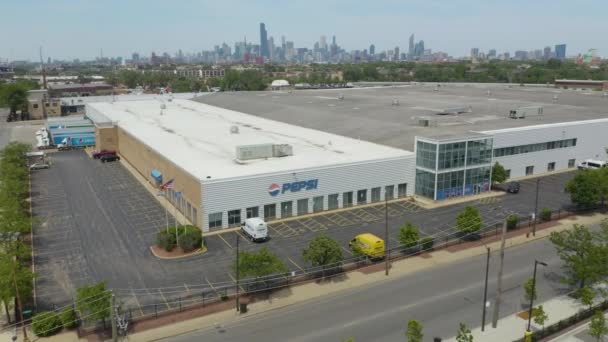 Aerial Push Pepsi Warehouse Building Chicago Skyline Background — Stock Video