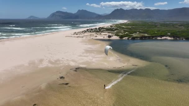 Piękny Aerial Drone Shot Kitesurfing Cruising Lagunie Hermanus Południowej Afryki — Wideo stockowe