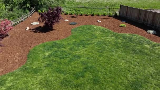 Drone Shot Private Backyard Space Lush Green Lawn — Vídeo de Stock