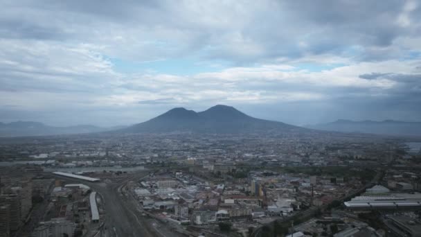 意大利那不勒斯维苏威火山上空飞驰而过的云层的快速空中变焦 — 图库视频影像