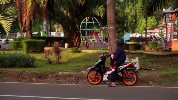 Man Jas Zit Een Motor Naast Stadspark Semarang Centraal Java — Stockvideo