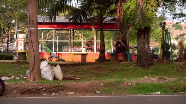 Homem Sentado Assento Parque Cidade Semarang Java Central Indonésia Junho — Vídeo de Stock
