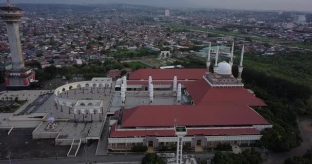 2022年6月10日 印度尼西亚中爪哇Semarang 中爪哇大清真寺 Masjid Agung Jawa Tengah 的空中无人驾驶图像 — 图库视频影像