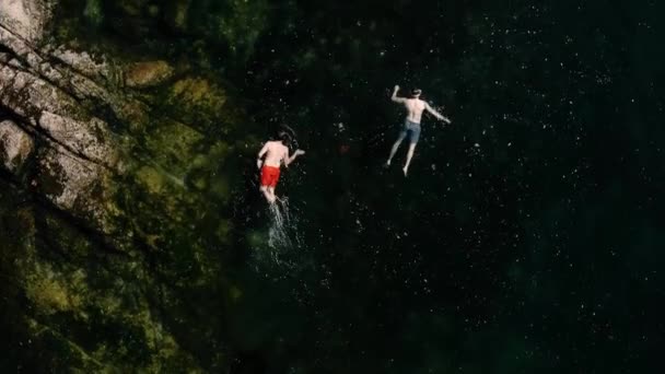 Mannen Die Zwemmen Zoek Zijn Naar Een Krab Het Heldere — Stockvideo