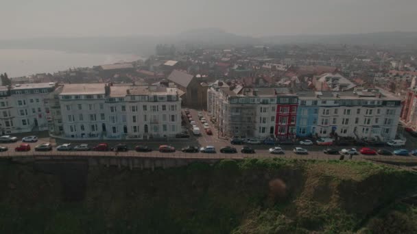 Aerial View Panning Colourful Seafront Hotels Overlooking Scarborough North Bay — Stockvideo