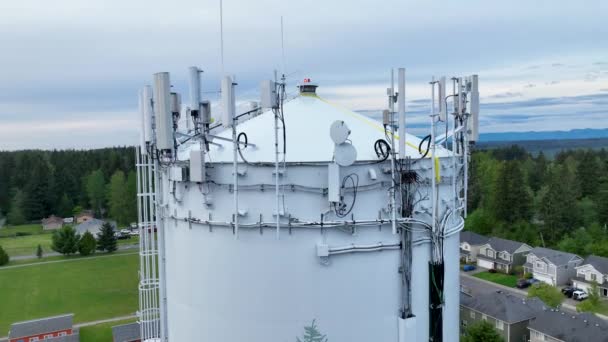 水塔顶部许多电信设备的近距离航拍 — 图库视频影像