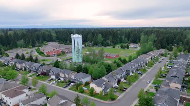 Točící Dron Záběr Vodárenské Věže Uhnízděný Mezi Čtvrtí Základní Školou — Stock video