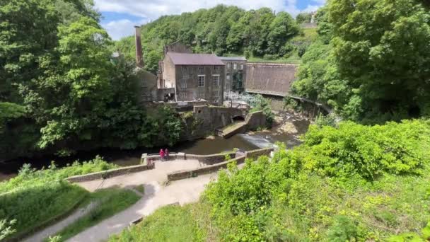 Filmaufnahmen Mit Blick Auf Historische Alte Mühlen Mit Eisenbahngleisen Auf — Stockvideo