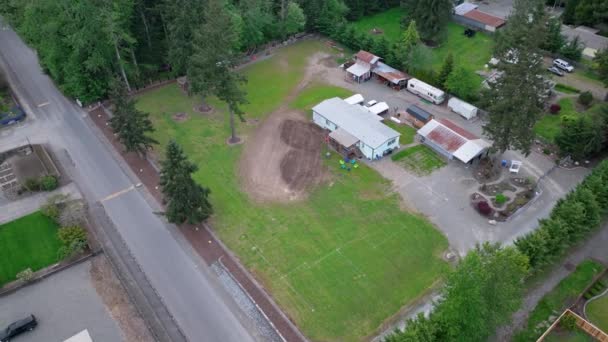 Opname Vanuit Lucht Van Een Oude Stacaravan Een Vrijgegeven Terrein — Stockvideo