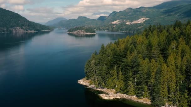 Männer Fangen Krebse Der Bucht Sechelt Inlet Umgeben Von Bergen — Stockvideo