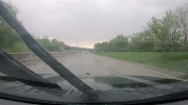 イリノイ州クアッドシティの州間高速道路74号線を走行中に激しい雨の間にフロントガラスとアクティブフロントガラスワイパーを通してPov 雨の概念 旅行と輸送 — ストック動画