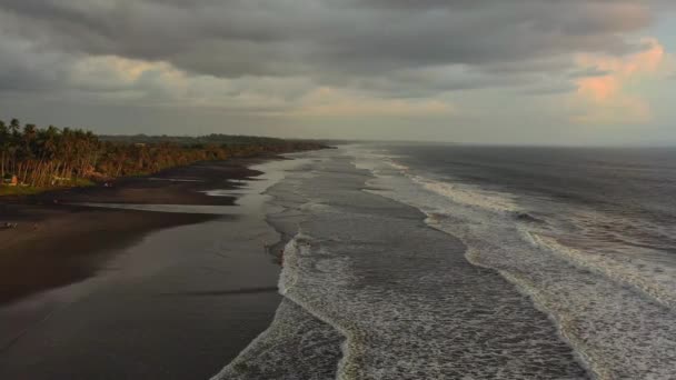 Aerial Dolly Zoom Out Empty Black Sand Beach Bali Indonesia — ストック動画