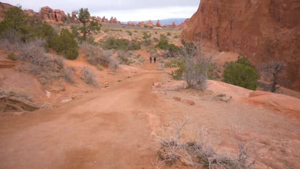 Gente Caminando Por Parque Nacional Arches Hacia Arco Del Paisaje — Vídeo de stock