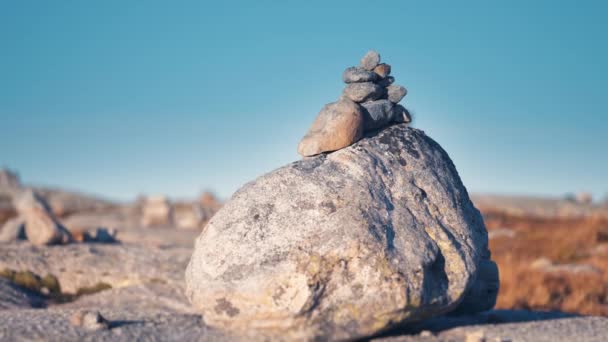 Een Kleine Stenen Cairn Top Van Een Grote Rots Meer — Stockvideo