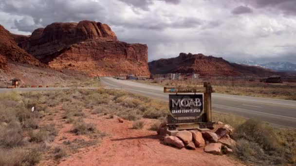 Umlaufbahn Das Willkommensschild Für Moab Utah Mit Dahinter Fahrenden Autos — Stockvideo