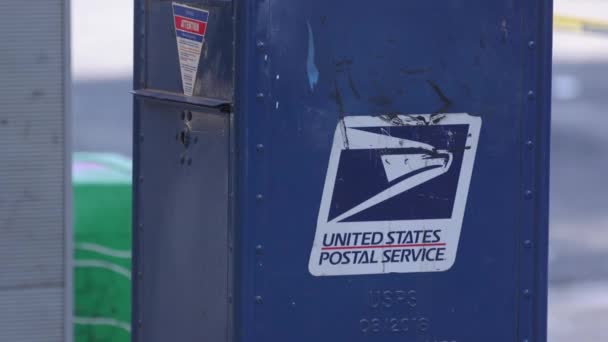 United States Postal Service Box Close Shot People Walking Front — Stock Video