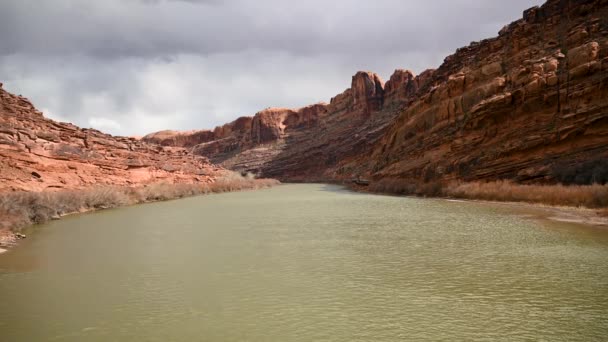 Colorado River Vue Lion Park Par Une Journée Orageuse Nuageuse — Video