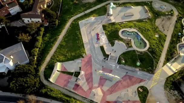 Overhead Drone Shot Skatepark Parque Das Geraes Cascais Portugal Skutt – stockvideo