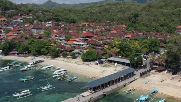 巴厘岛Padangbai港口的当地渔村 空中都有游客 — 图库视频影像