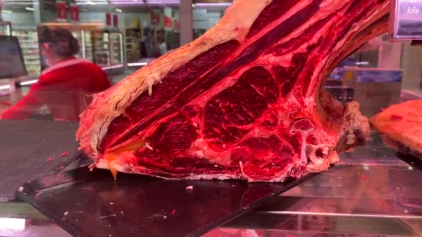 一大块老旧的干牛肉 肉铺肉铺肉排 玻璃店橱窗里的红肉 超市里的成熟牛肉 4K杯 — 图库视频影像