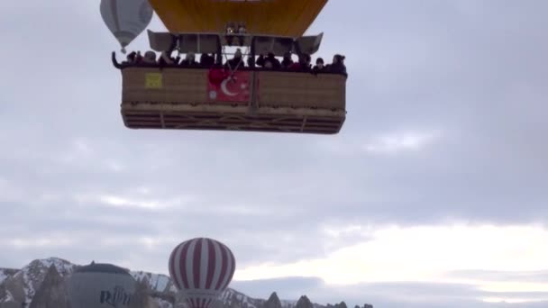 Globo Aire Caliente Lleno Mucha Gente Flota Lentamente Durante Amanecer — Vídeo de stock