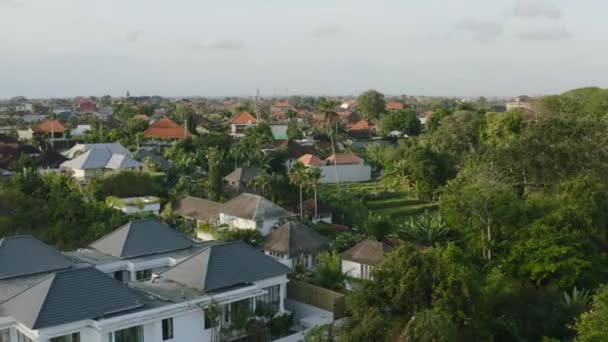 Schilderachtige Witte Luxe Villa Balie Tijdens Zonsondergang Vanuit Lucht — Stockvideo