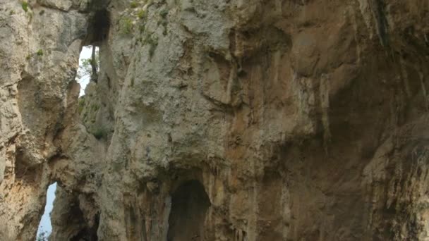 昼はイタリアのカンパニア州カプリ島 ヨーロッパの大自然のアーチ岩の形成 アルコ ナチュラルの閉鎖ショット — ストック動画