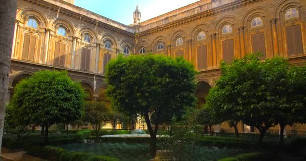 Pan Shot Empty Courtyard Doria Pamphilj Gallery Rome Italy Garden — Stockvideo