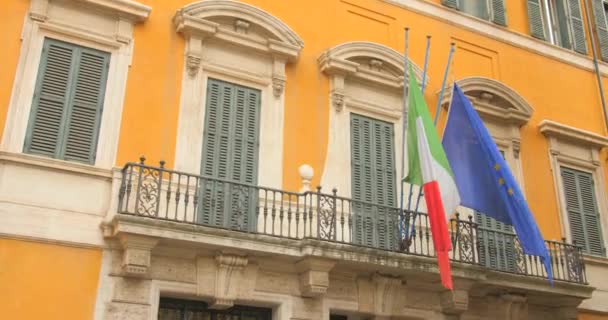 Niski Kąt Strzału Flagi Wiszące Żółtego Budynku Administracyjnego Rzymie Włochy — Wideo stockowe