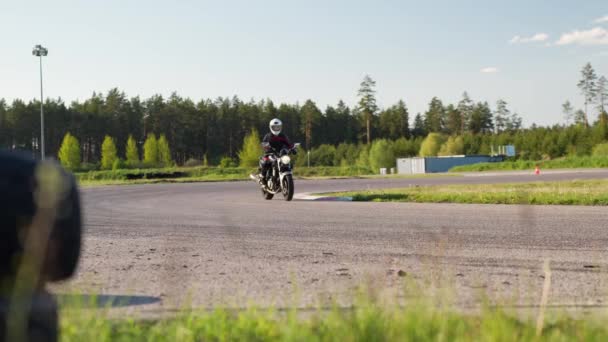 在拉脱维亚的赛马场上 用轮式摩托车旋转摩托车 — 图库视频影像
