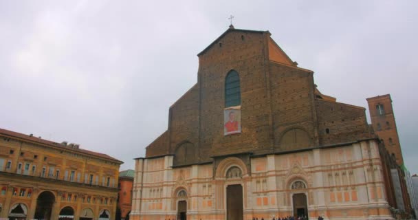 Außenfassade Der Basilica San Petronio Mit Menschenmassen Auf Dem Hof — Stockvideo