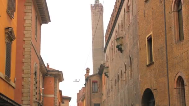 Historic City Center Iconic Landmark Asinelli Tower Bologna Italy Panning — Stockvideo