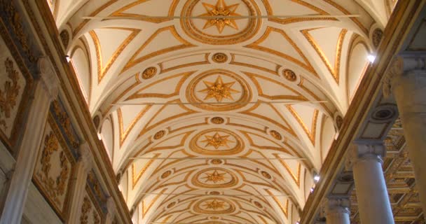意大利罗马Santa Maria Maggiore教堂的金色天花板室内设计 低角度射击 — 图库视频影像