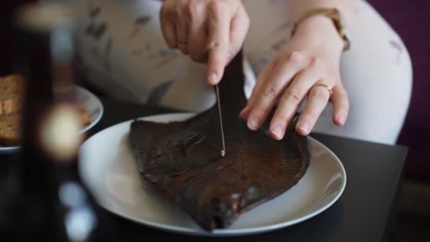 Tranchage Poisson Plie Fumée Sur Brûlé Pour Servir — Video