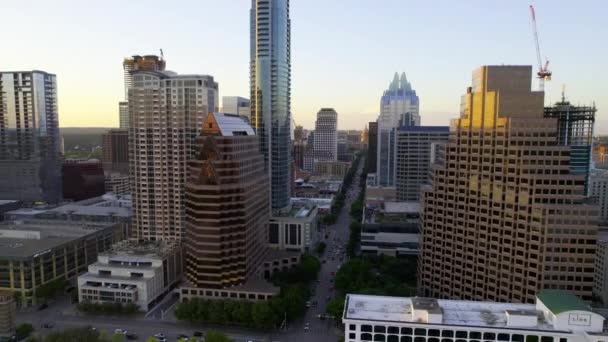 Aerial View Congress Avenue Sunlit Skyline Austin Usa Pan Drone — Video