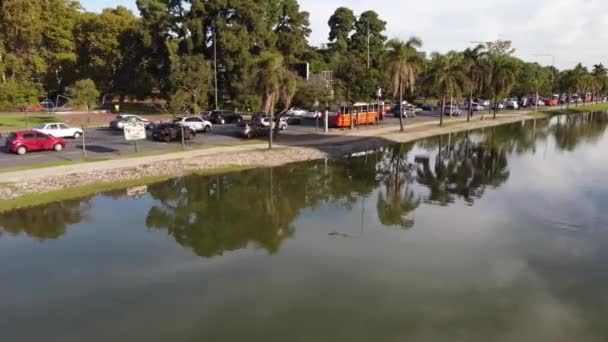 Drone Vol Montre Route Circulation Achalandée Côté Lac Palerme Buenos — Video