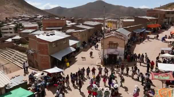 Традиционные Танцы Аймара Кечуа Площади Деревне Ури Боливии Время Фестиваля — стоковое видео