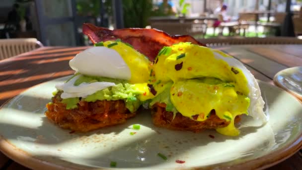 Yummy Eggs Benedict Breakfast Dish Crispy Bacon Hollandaise Sauce Avocado — Video