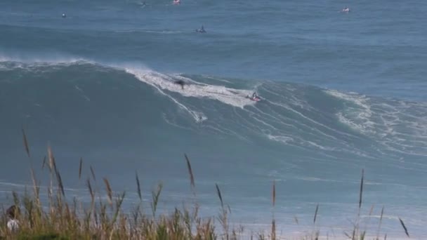 Nazare Portugal Shot Jetski Pushing Big Wave Surfer Ride Massive — Vídeos de Stock