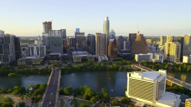 Luchtfoto Met Uitzicht Rivier Zonovergoten Skyline Van Austin Usa Tracking — Stockvideo