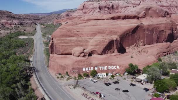 Red Rock Formation Next Highway Aerial View Mountains Utah — Stock Video