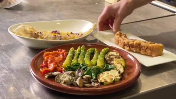 Cozinheiro Tira Corredor Cena Enquanto Peixe Salada Espargos Ficam Câmera — Vídeo de Stock