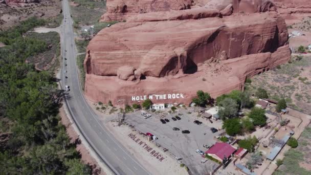 ユタ州のロック形成山の岩の標識の穴高速道路の横にある — ストック動画